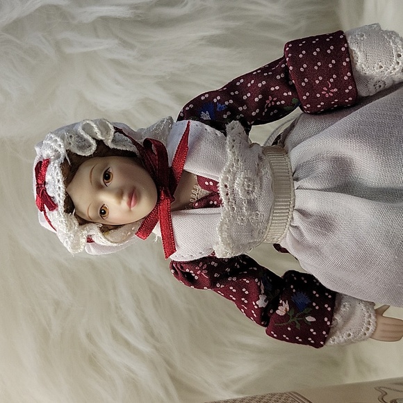 3/$25 Avon Vintage The Early Settler Doll - Picture 2 of 4